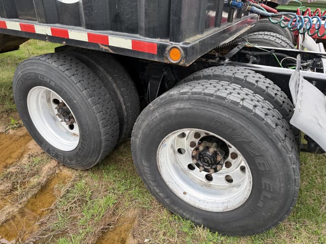 Image of Freightliner Day Cab Truck equipment image 3