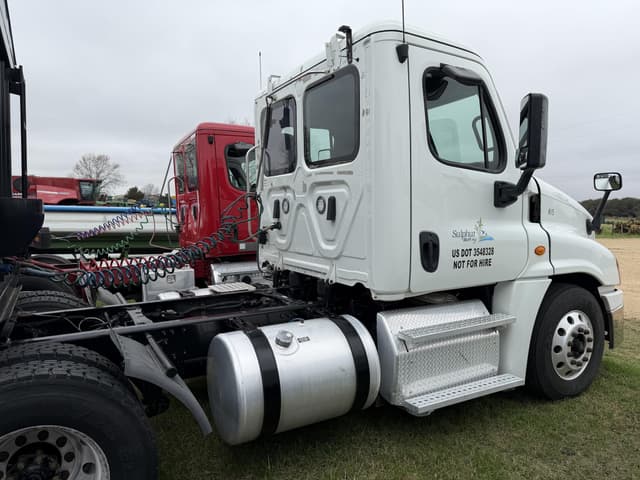 Image of Freightliner Day Cab Truck equipment image 2