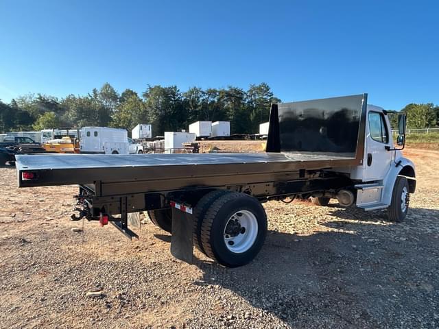 Image of Freightliner Business Class M2 106 equipment image 2
