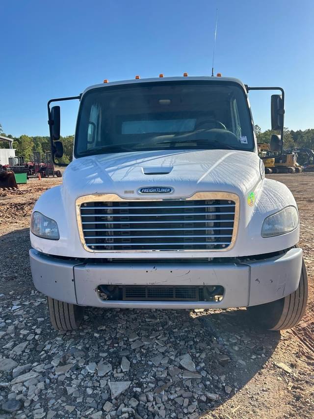 Image of Freightliner Business Class M2 106 equipment image 4