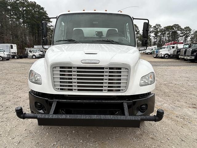 Image of Freightliner Business Class M2 106 equipment image 4