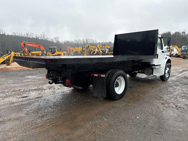 Image of Freightliner Business Class M2 106 equipment image 4