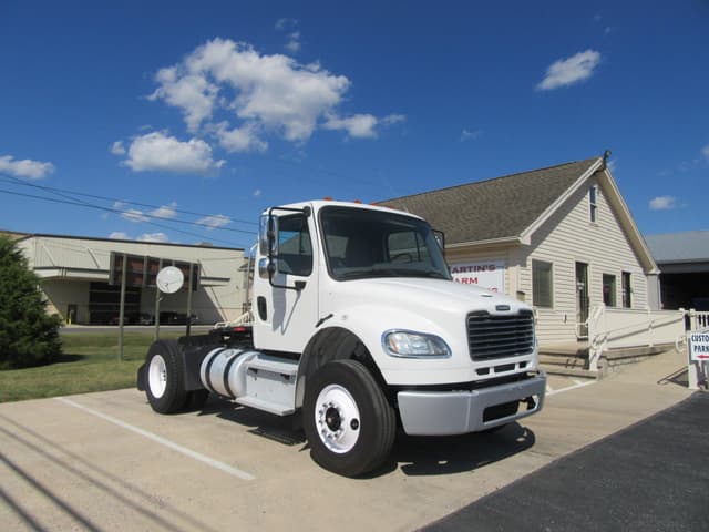 Image of Freightliner Business Class M2 106 equipment image 1
