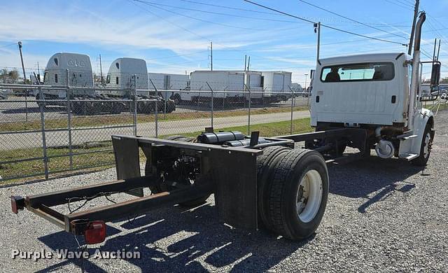 Image of Freightliner Business Class M2 106 equipment image 4