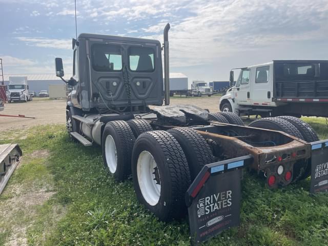 Image of Freightliner Cascadia 113 equipment image 3