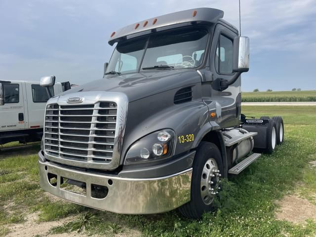Image of Freightliner Cascadia 113 equipment image 1