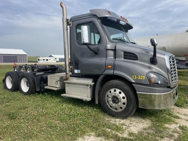 Image of Freightliner Cascadia 113 equipment image 4