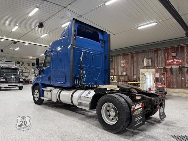 Image of Freightliner Cascadia 113 equipment image 2