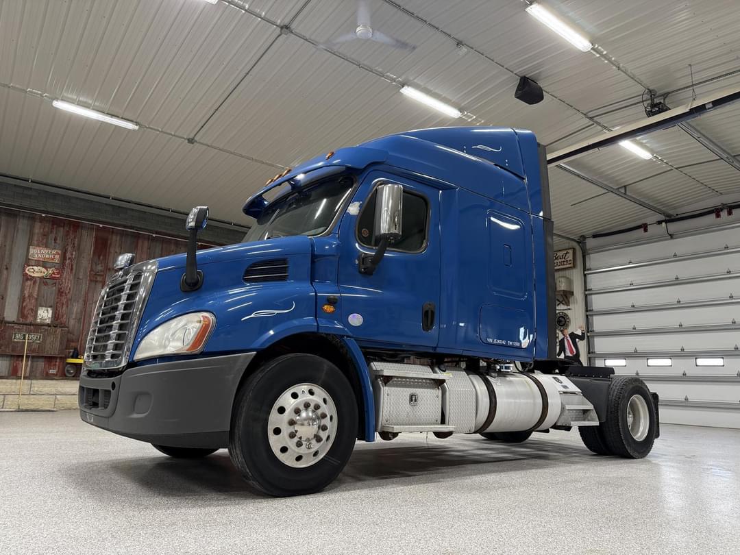 Image of Freightliner Cascadia 113 Primary image