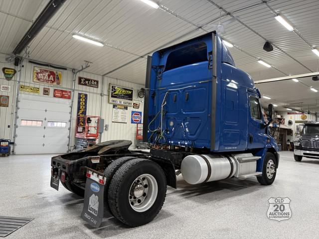 Image of Freightliner Cascadia 113 equipment image 4