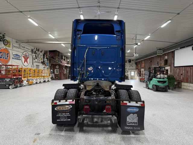 Image of Freightliner Cascadia 113 equipment image 3