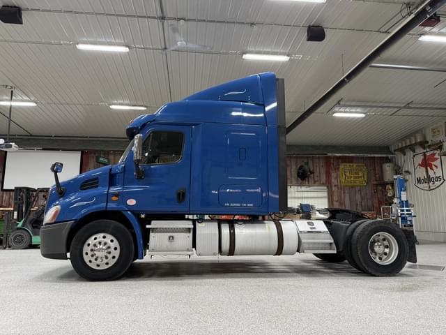 Image of Freightliner Cascadia 113 equipment image 1