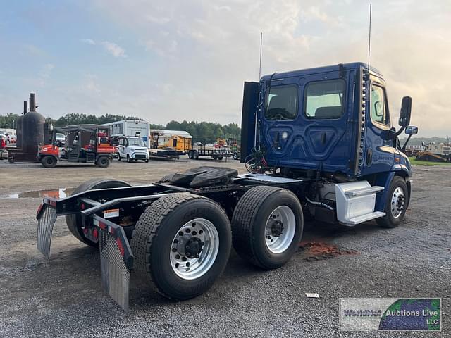 Image of Freightliner Cascadia 113 equipment image 4