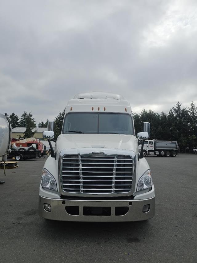 Image of Freightliner Cascadia 125 equipment image 3