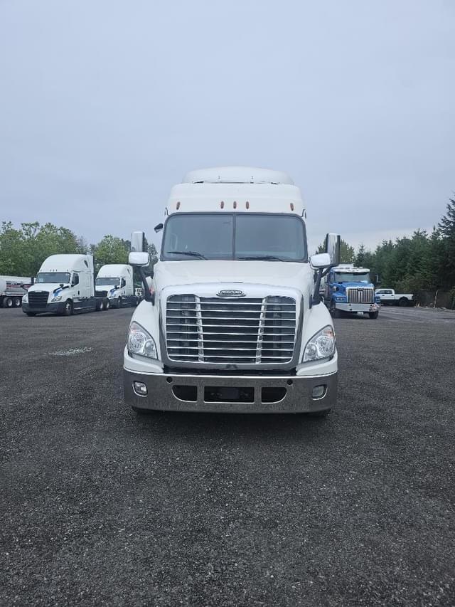 Image of Freightliner Cascadia 125 equipment image 2