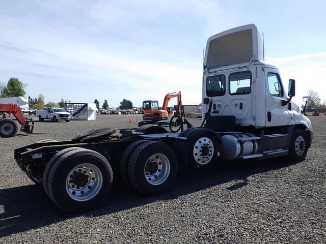 Image of Freightliner Cascadia 125 equipment image 4