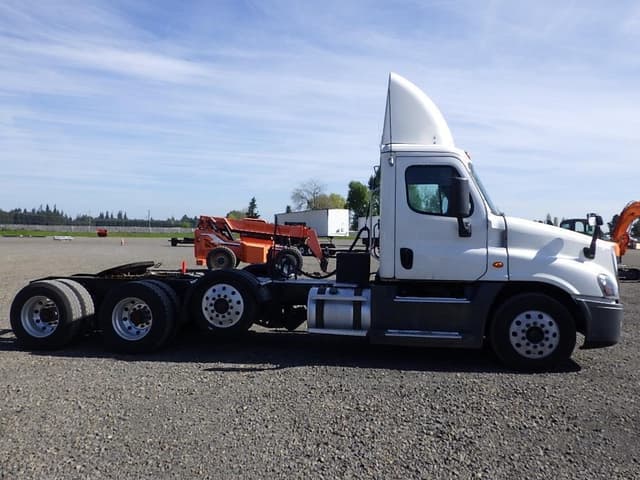 Image of Freightliner Cascadia 125 equipment image 3