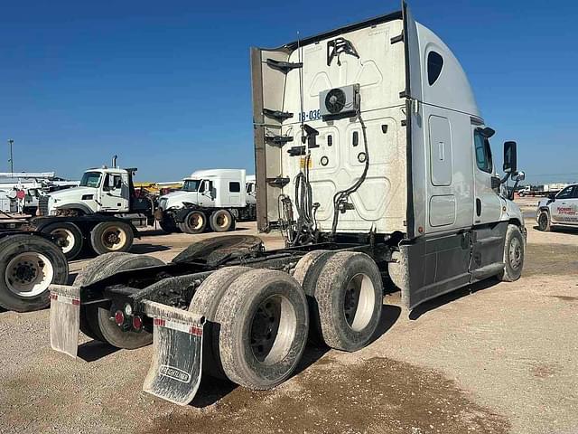 Image of Freightliner Cascadia 125 equipment image 2