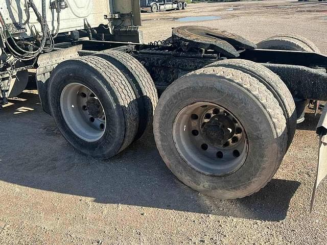 Image of Freightliner Cascadia 125 equipment image 4