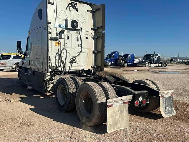 Image of Freightliner Cascadia 125 equipment image 3