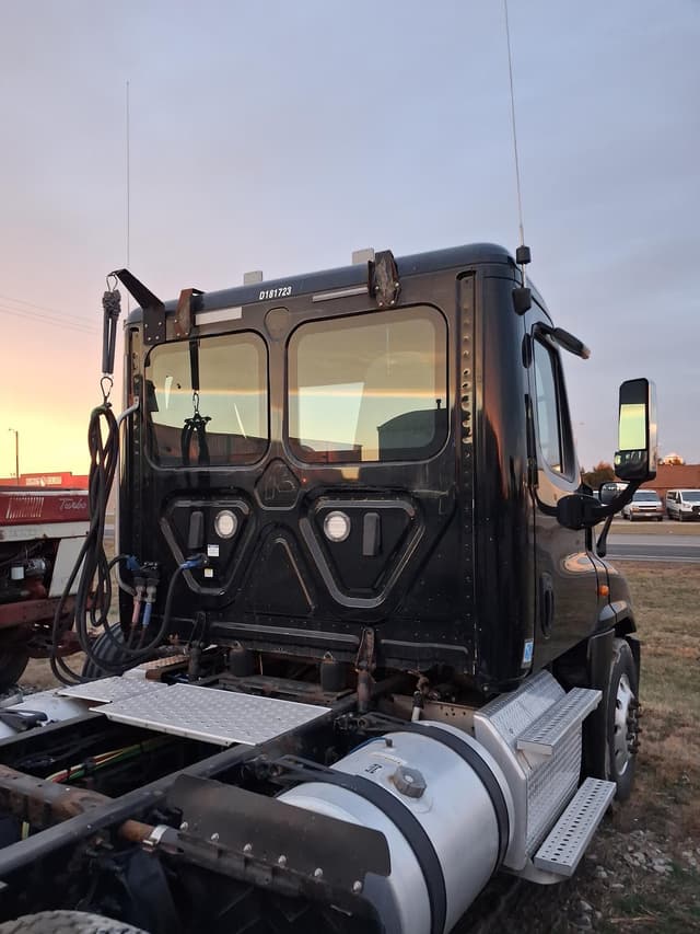 Image of Freightliner Cascadia 125 equipment image 3