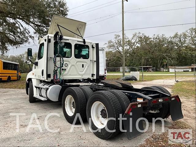 Image of Freightliner Cascadia 125 equipment image 2