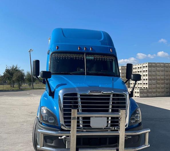 Image of Freightliner Cascadia 125 equipment image 2