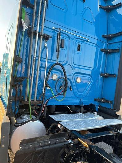 Image of Freightliner Cascadia 125 equipment image 3