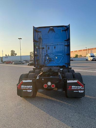 Image of Freightliner Cascadia 125 equipment image 4