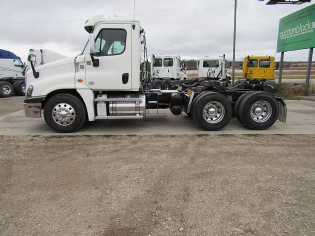 Image of Freightliner Cascadia 125 equipment image 4