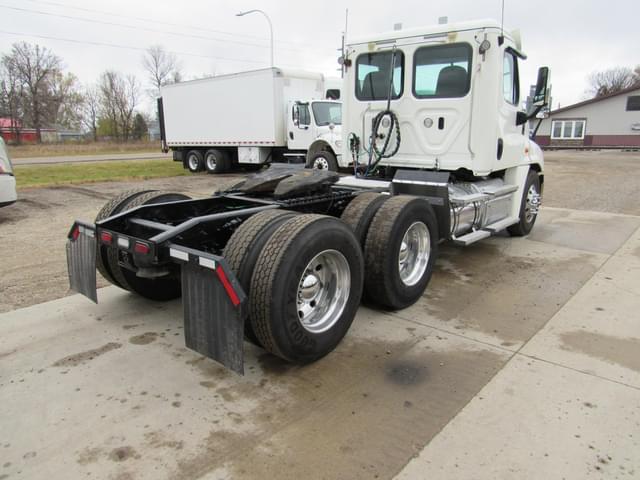 Image of Freightliner Cascadia 125 equipment image 3