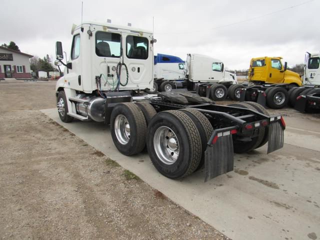 Image of Freightliner Cascadia 125 equipment image 2