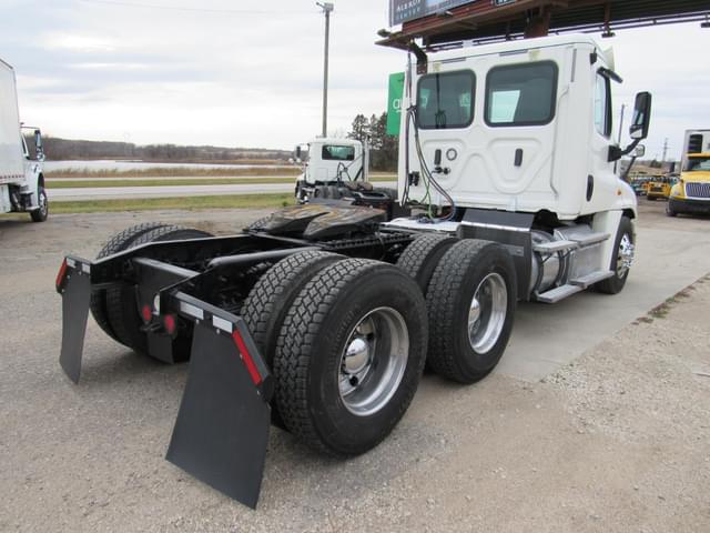 Image of Freightliner Cascadia 125 equipment image 2