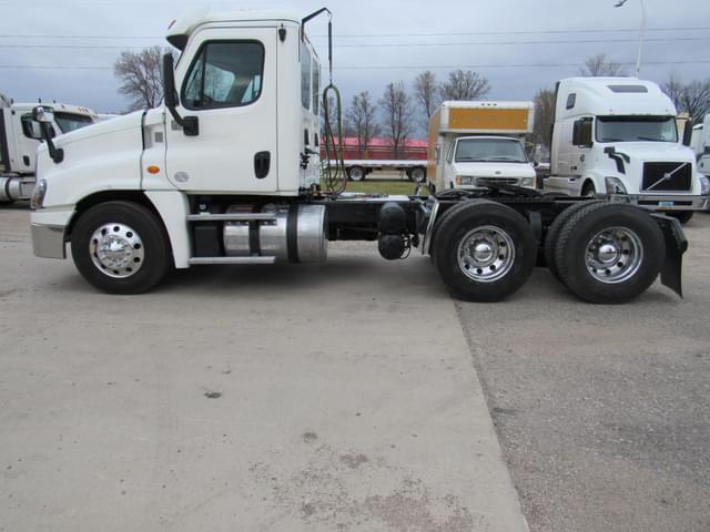 Image of Freightliner Cascadia 125 equipment image 4