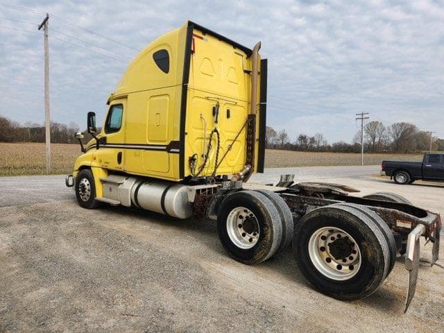Image of Freightliner Cascadia 125 equipment image 2