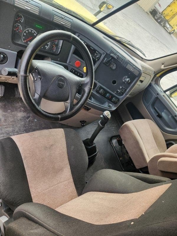 Image of Freightliner Cascadia 125 equipment image 4