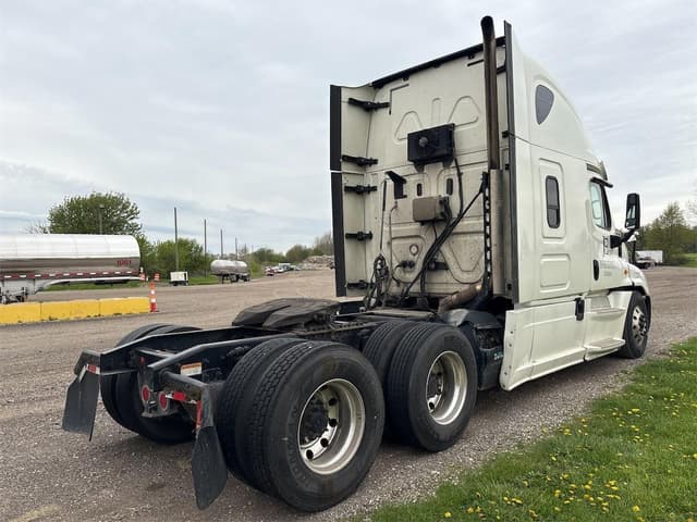 Image of Freightliner Cascadia 125 equipment image 4
