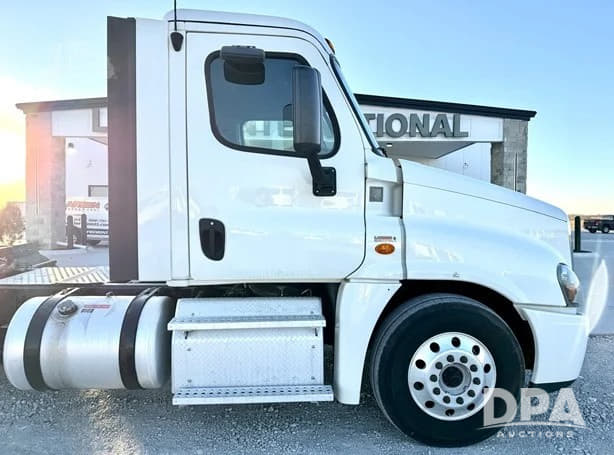 Image of Freightliner Cascadia 125 equipment image 2