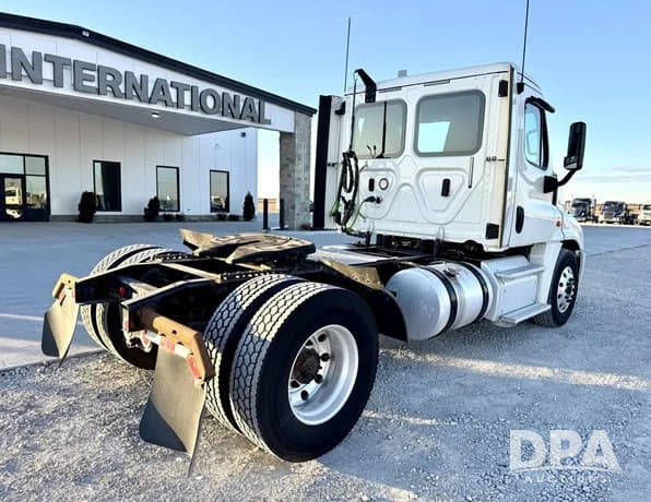 Image of Freightliner Cascadia 125 equipment image 3