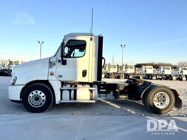 Image of Freightliner Cascadia 125 equipment image 4