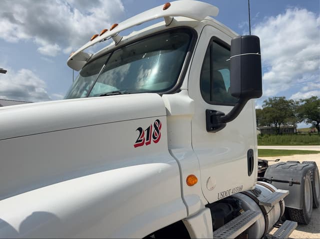 Image of Freightliner Cascadia 125 equipment image 4