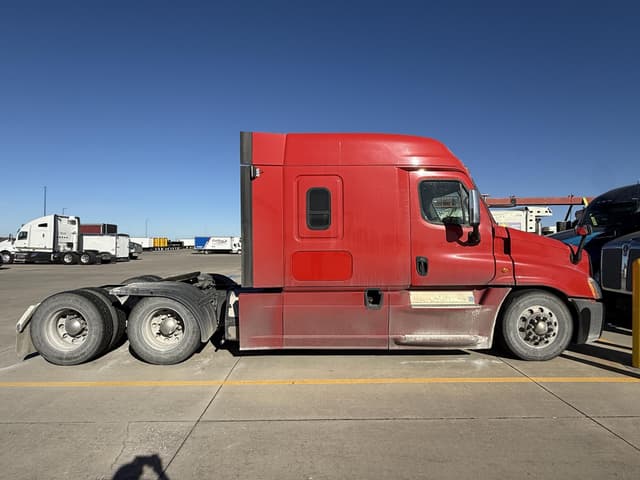 Image of Freightliner Cascadia 125 equipment image 4