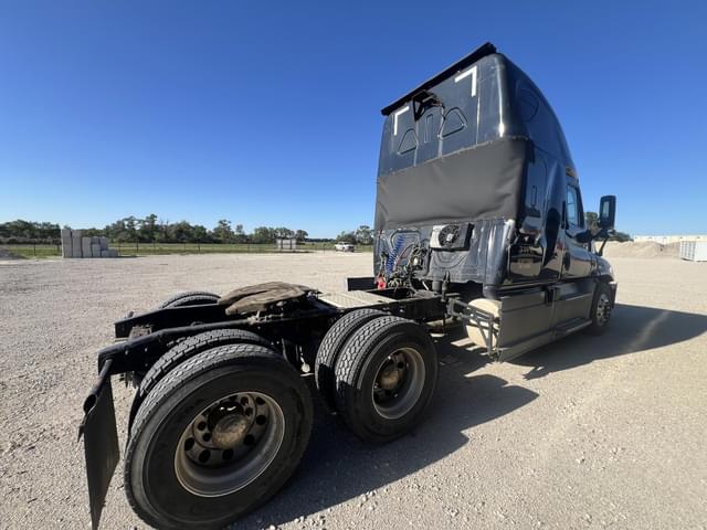Image of Freightliner Cascadia 125 equipment image 4