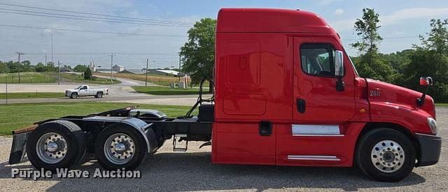 Image of Freightliner Cascadia 125 equipment image 3