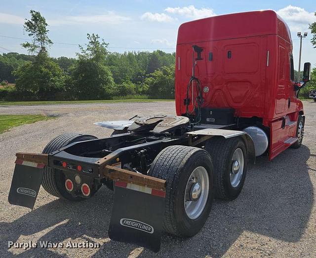 Image of Freightliner Cascadia 125 equipment image 4
