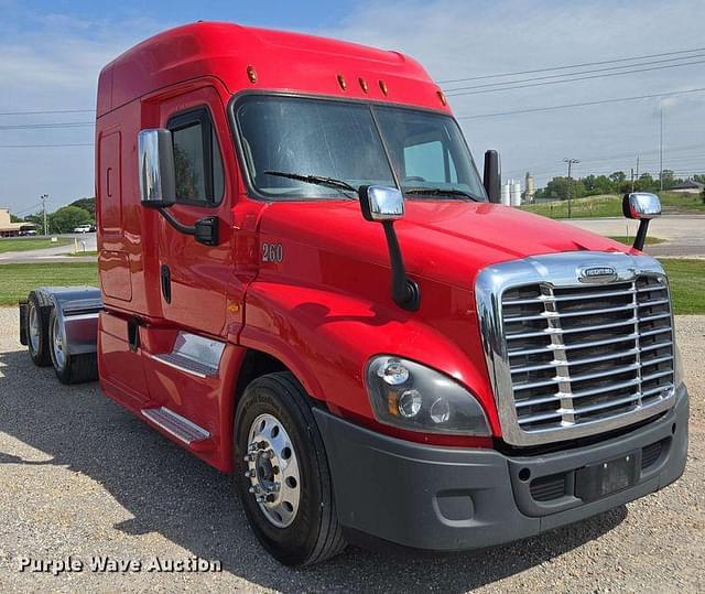 Image of Freightliner Cascadia 125 equipment image 2