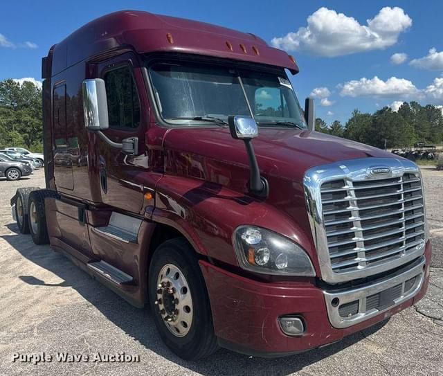 Image of Freightliner Cascadia 125 equipment image 2
