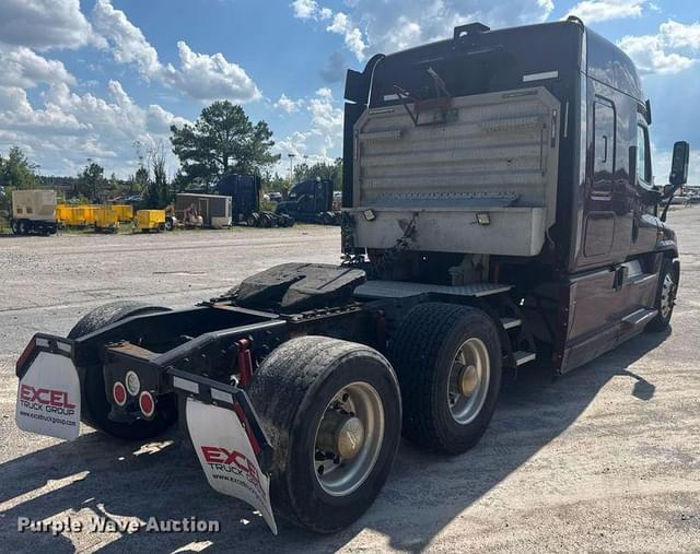 Image of Freightliner Cascadia 125 equipment image 4