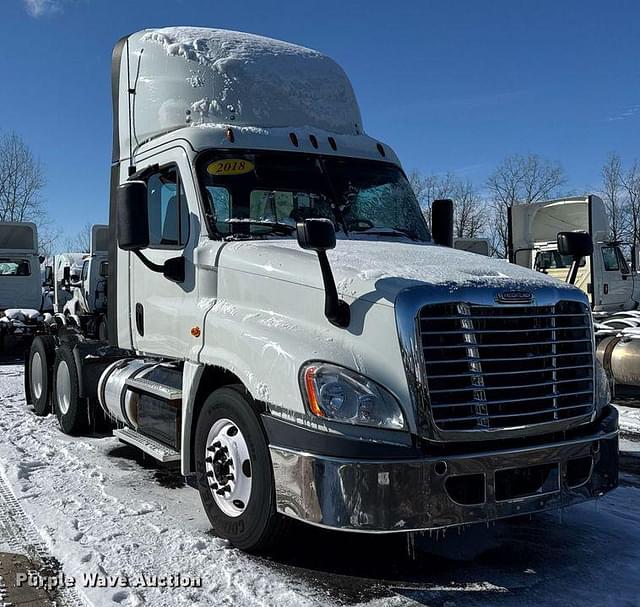 Image of Freightliner Cascadia 125 equipment image 2