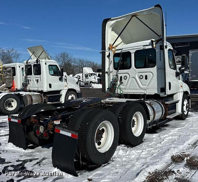 Image of Freightliner Cascadia 125 equipment image 4